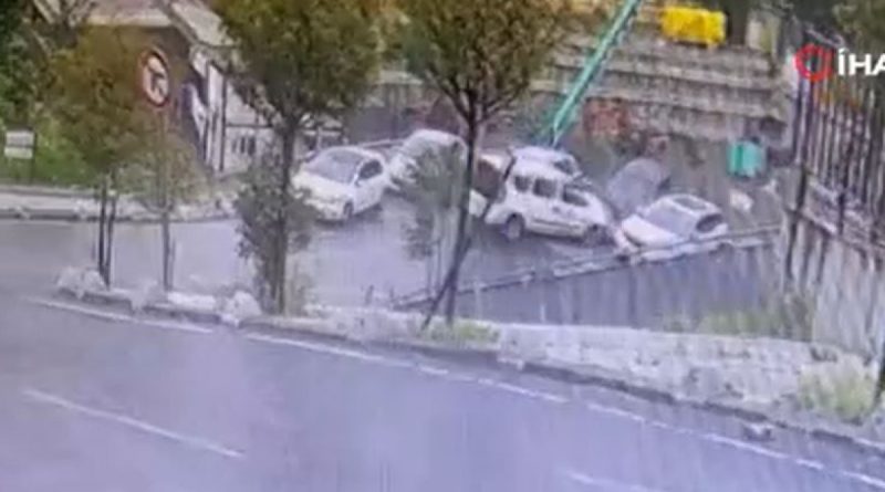 İstanbul’da korku dolu anlar kamerada: Otomobil 50 metreden aşağıya uçtu