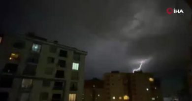 İstanbul’da şimşekler geceyi aydınlattı