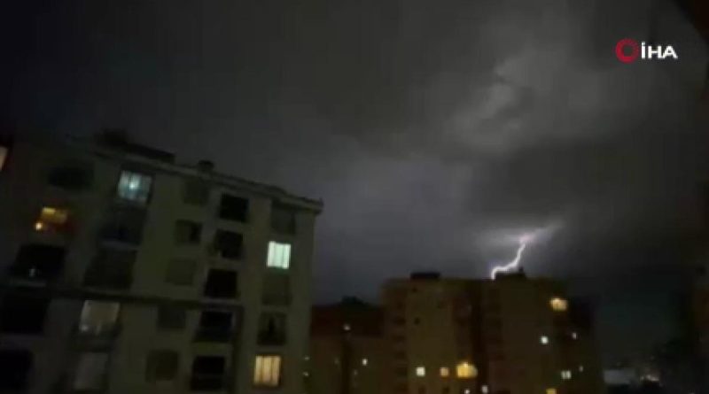 İstanbul’da şimşekler geceyi aydınlattı