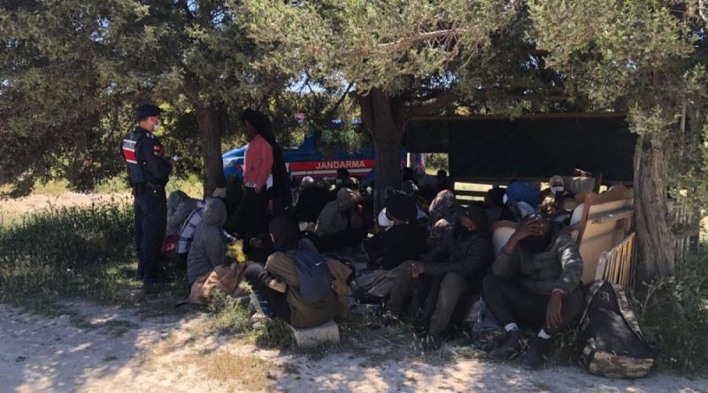 İzmir açıklarında 63 düzensiz göçmen yakalandı