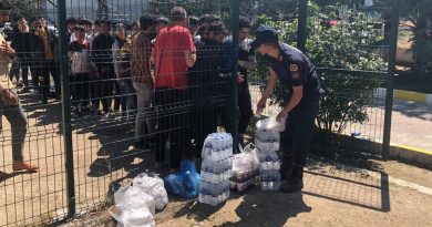 İzmir'de 237 düzensiz göçmen ile 10 insan kaçakçısı yakalandı