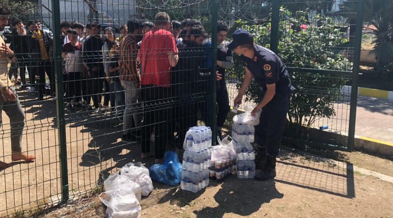 İzmir'de 237 düzensiz göçmen ile 10 insan kaçakçısı yakalandı