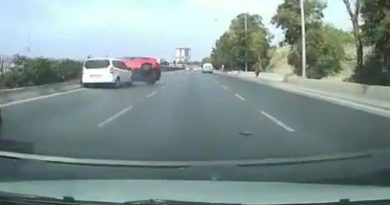 İzmir'de aracın çarptığı otomobil takla attı, o anlar kameraya yansıdı