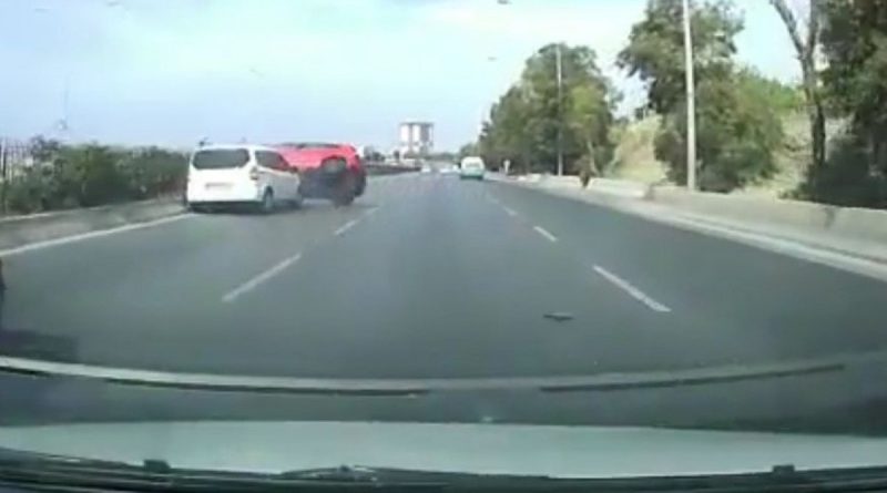 İzmir'de aracın çarptığı otomobil takla attı, o anlar kameraya yansıdı