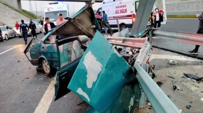 İzmir’de feci kaza: 2 ölü, 3 yaralı