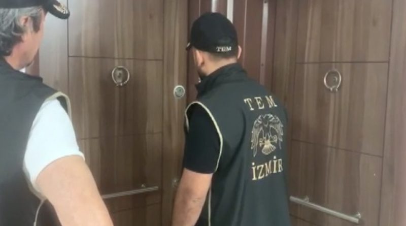 İzmir'de FETÖ'nün hücre evlerine baskın: 21 gözaltı