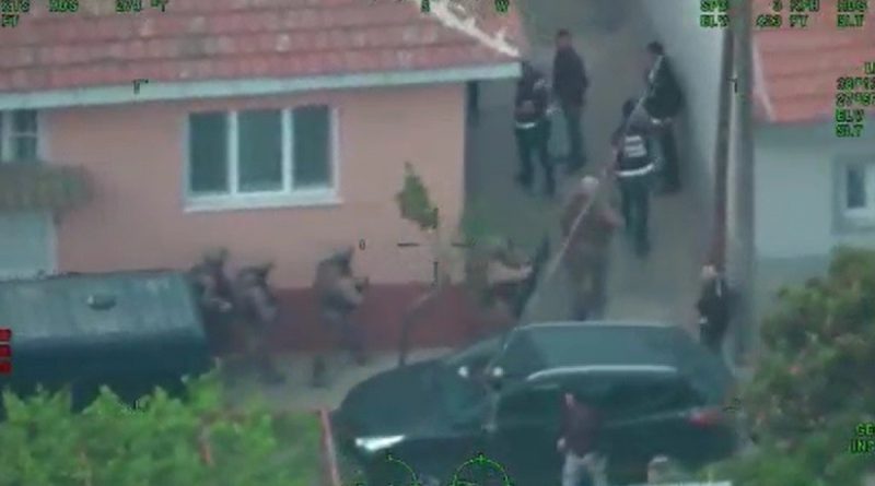 İzmir'de film sahnelerini aratmayan operasyonda, uyuşturucu tacirleri yakalandı