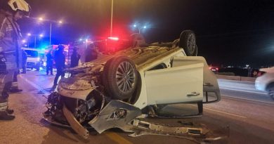 İzmir’de kontrolden çıkan otomobil refüje çarpıp takla attı: 4 yaralı