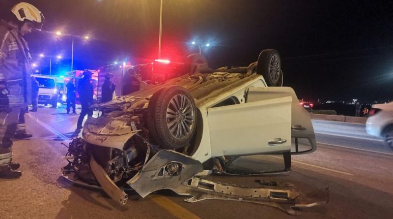 İzmir’de kontrolden çıkan otomobil refüje çarpıp takla attı: 4 yaralı