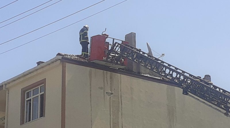 İzolasyon malzemeleri bulunan çatıda yangın çıktı