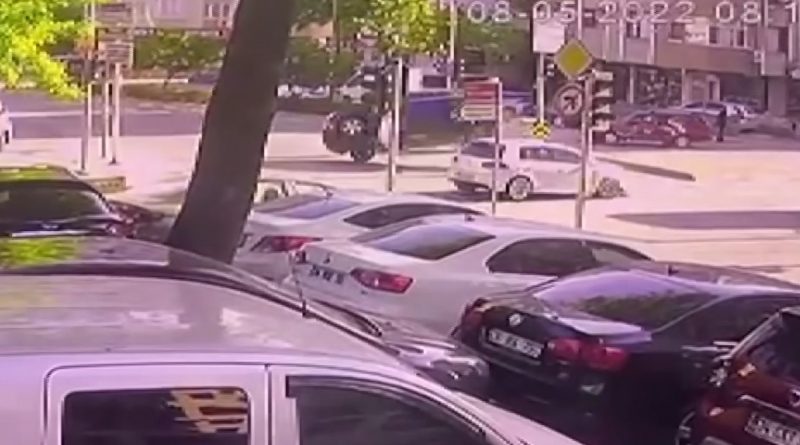 Kadıköy'de alkollü sürücünün kaza anı kamerada