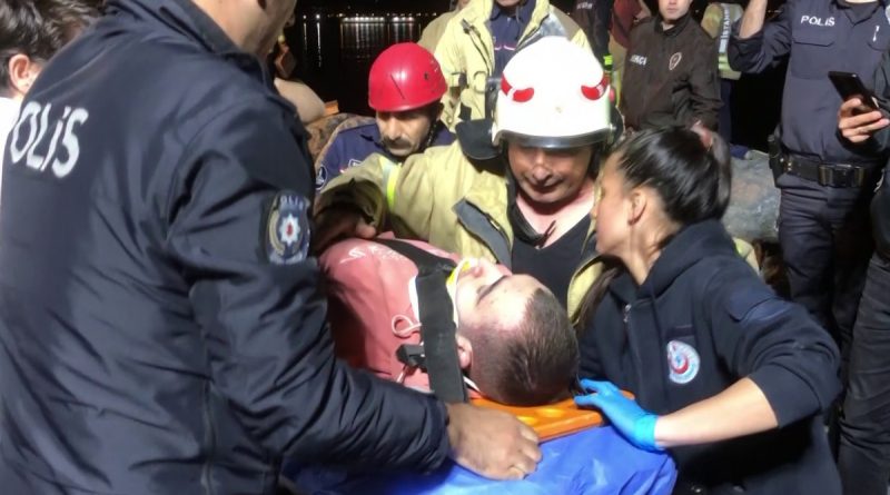 Kadıköy Sahili'nde kayalara sıkışan genç 3 buçuk saat sonra kurtarıldı