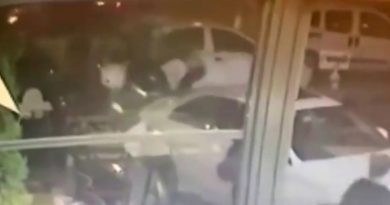 Kafe çıkışında tekmeli yumruklu kavga kamerada