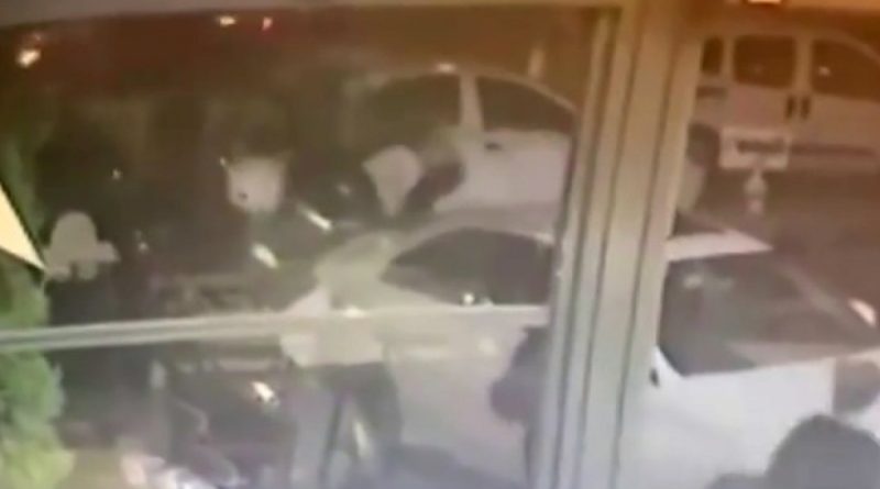 Kafe çıkışında tekmeli yumruklu kavga kamerada