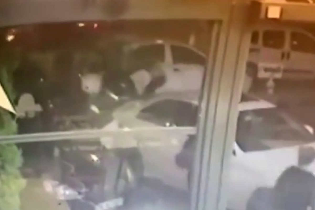 Kafe çıkışında tekmeli yumruklu kavga kamerada