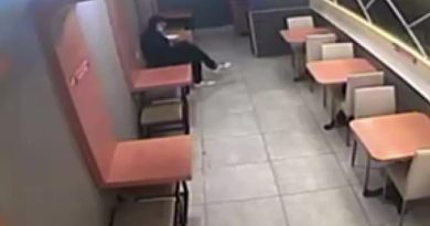 Kafede simit yedi, çay içti lavabo bataryasını çalıp gitti