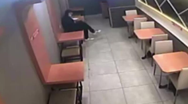 Kafede simit yedi, çay içti lavabo bataryasını çalıp gitti