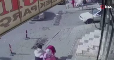 Kaldırımda bebekleriyle yürüyen çifte araba çarptı
