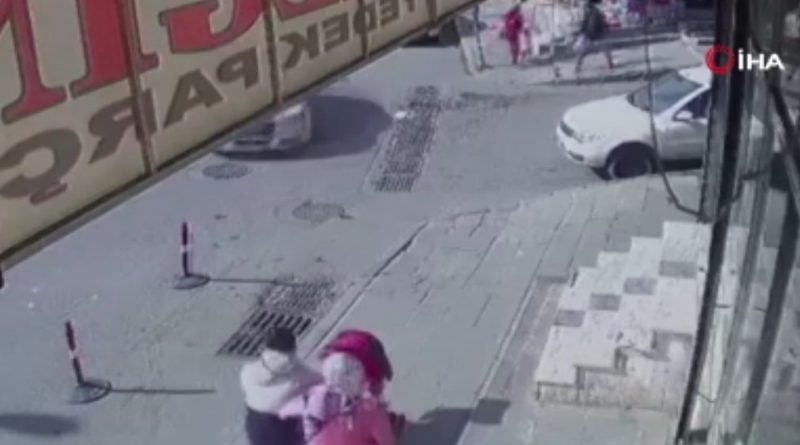 Kaldırımda bebekleriyle yürüyen çifte araba çarptı