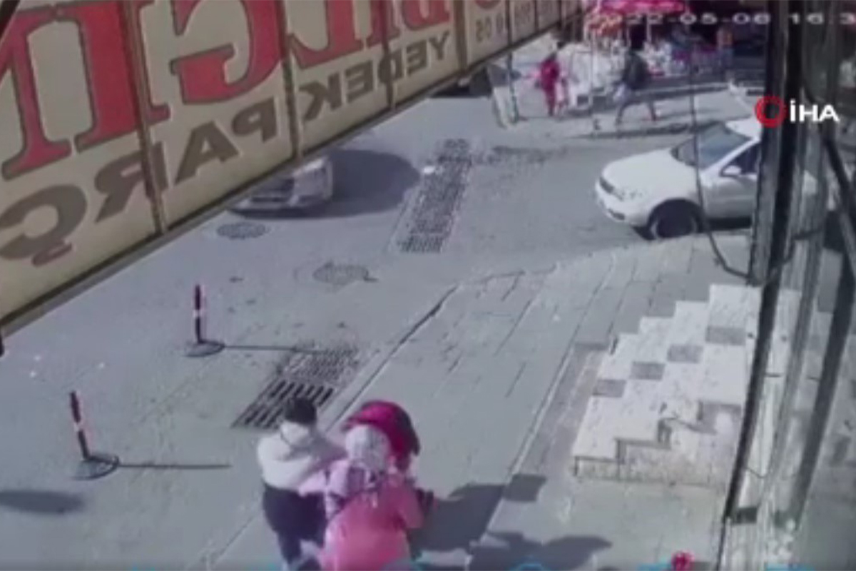 Kaldırımda bebekleriyle yürüyen çifte araba çarptı