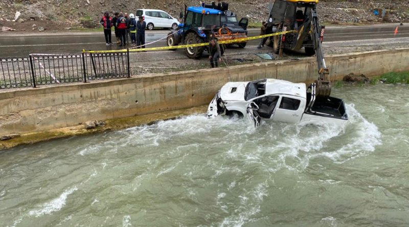 Kamyonet dereye uçtu: 2 ölü, 3 yaralı