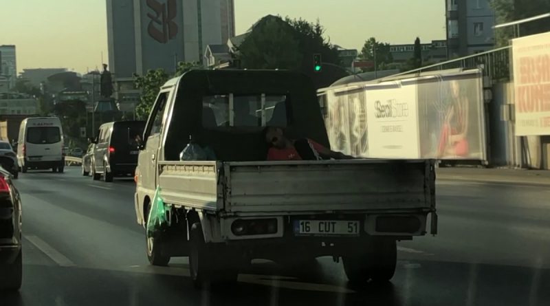 Kamyonet kasasında uyuyarak yolculuk yaptı