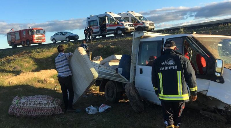 Kamyonet şarampole uçtu: 3 yaralı