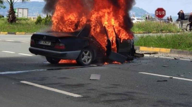 Kamyonetle çarpıştıktan sonra alev aldı