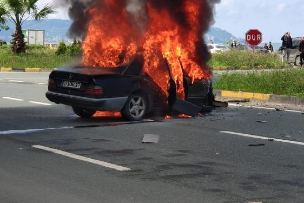 Kamyonetle çarpıştıktan sonra alev aldı
