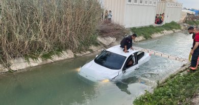 Kanala uçan otomobildeki 2 kişi yaralandı