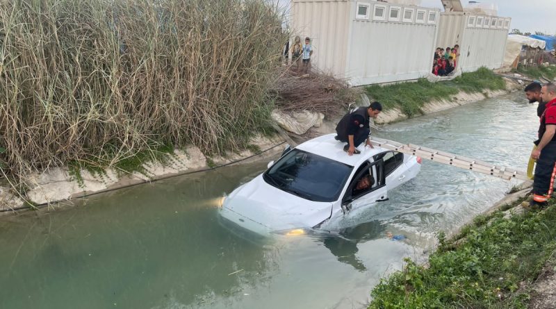 Kanala uçan otomobildeki 2 kişi yaralandı