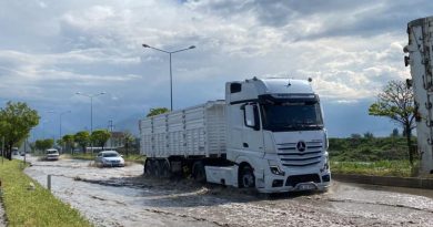 Karayolunu su bastı, sürücüler zor anlar yaşadı !