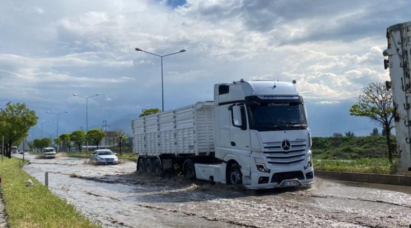 Karayolunu su bastı, sürücüler zor anlar yaşadı !