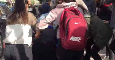 Kars’ta liseli kızların kavgası kamerada