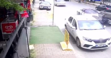 Kartal’da lüks otomobilin çarptığı motosikletli 15 metre sürükledi