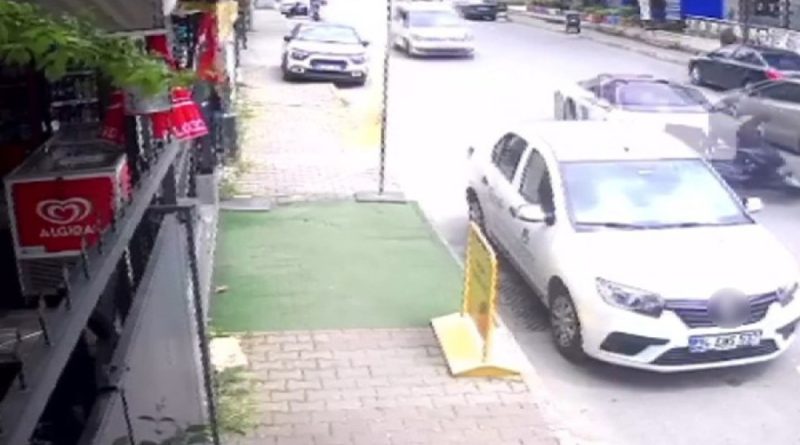 Kartal’da lüks otomobilin çarptığı motosikletli 15 metre sürükledi