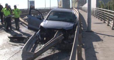 Kartal’da otomobil bariyerlere saplandı, sürücü ağır yaralandı