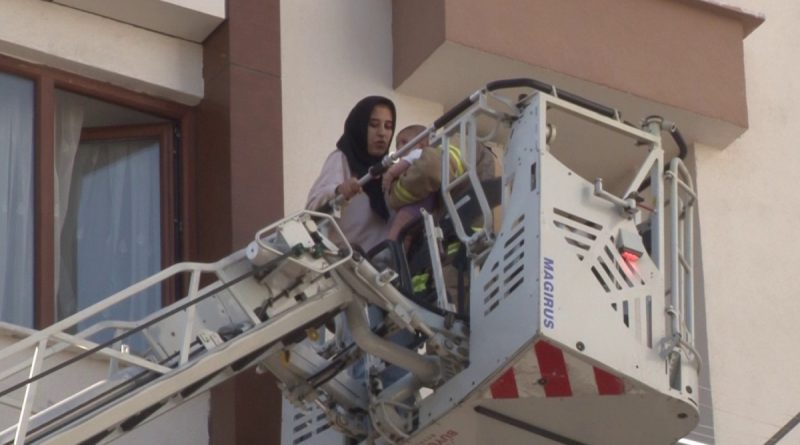 Kartal’da yangın paniği: Mahsur kalan anne ve bebeği itfaiye ekipleri kurtardı