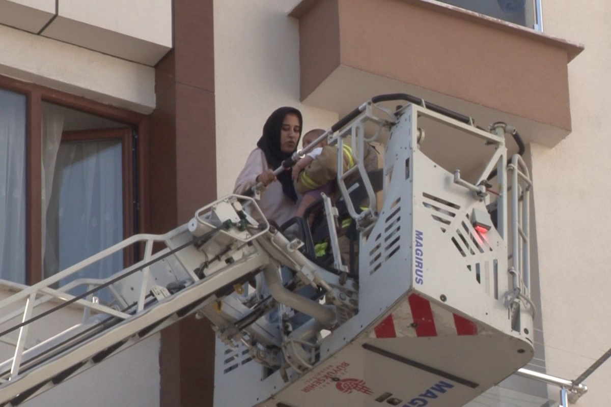 Kartal’da yangın paniği: Mahsur kalan anne ve bebeği itfaiye ekipleri kurtardı