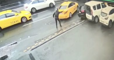 Kasklı saldırgan hasmına kurşun yağdırdı