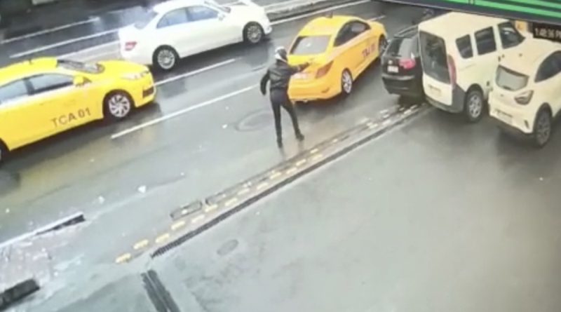 Kasklı saldırgan hasmına kurşun yağdırdı