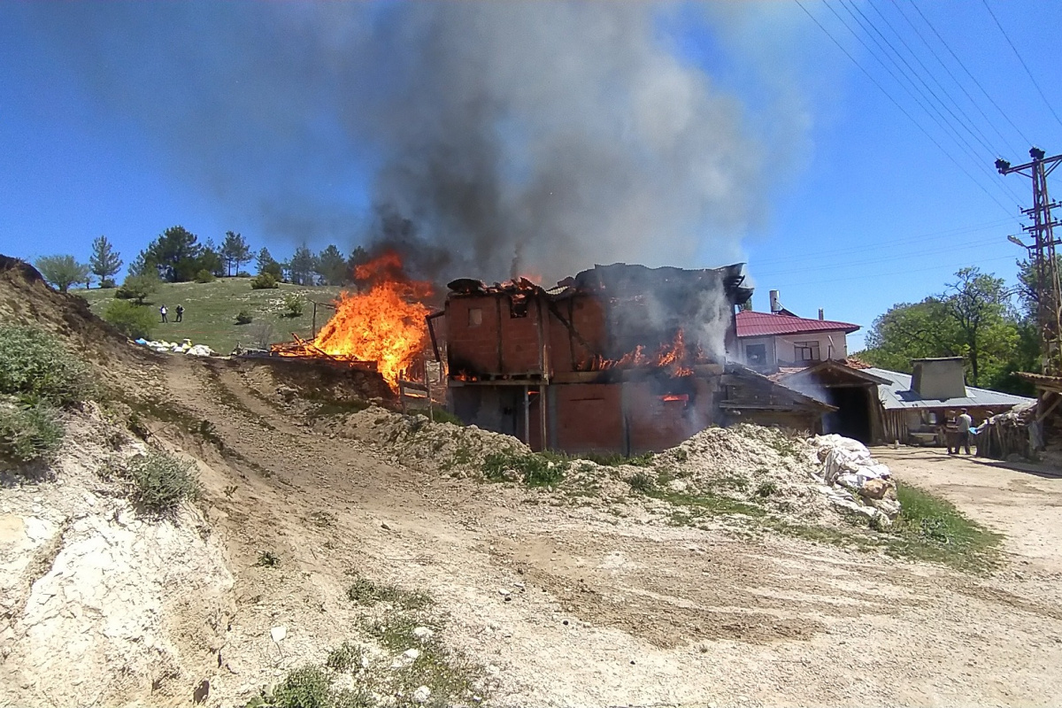 Kastamonu’da iki ev ve samanlık alevlere teslim oldu