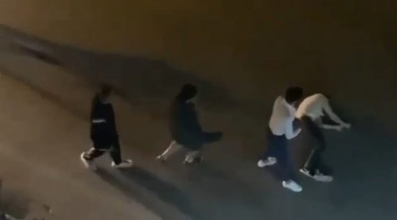 Kavgaya tutuştuğu şahsı tek yumrukla bayılttı