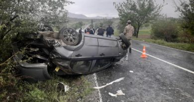 Kayganlaşan yolda kontrolden çıkan otomobil takla attı: 4 yaralı