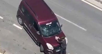 Kaza sonrasında kaçan sürücüye sinirlendi, taşla araca saldırdı