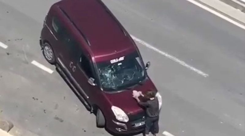 Kaza sonrasında kaçan sürücüye sinirlendi, taşla araca saldırdı