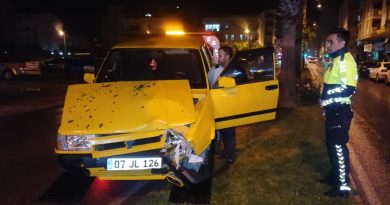 Kaza yapıp yaralanan gençler otomobili bırakıp kaçtı