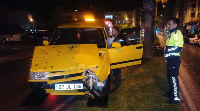 Kaza yapıp yaralanan gençler otomobili bırakıp kaçtı