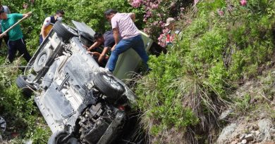 Kaza yaptı araçta mahsur kaldı!