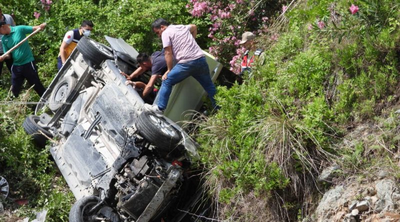 Kaza yaptı araçta mahsur kaldı!